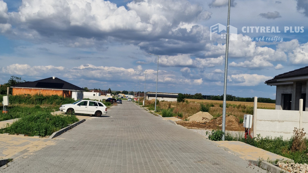 Ponúkam na predaj 4 izbovú  NOVOSTAVBU s garážou Dvory nad Žitavou