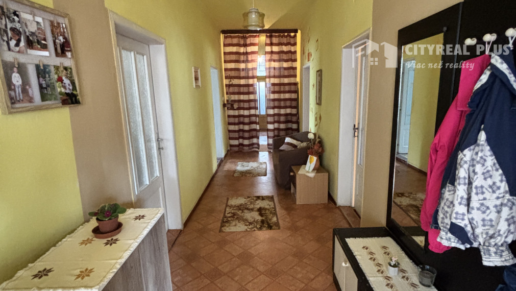 ZNÍŽENÁ CENA! Ponúkame na predaj priestranný tehlový rodinný dom s garážou v obci Salka