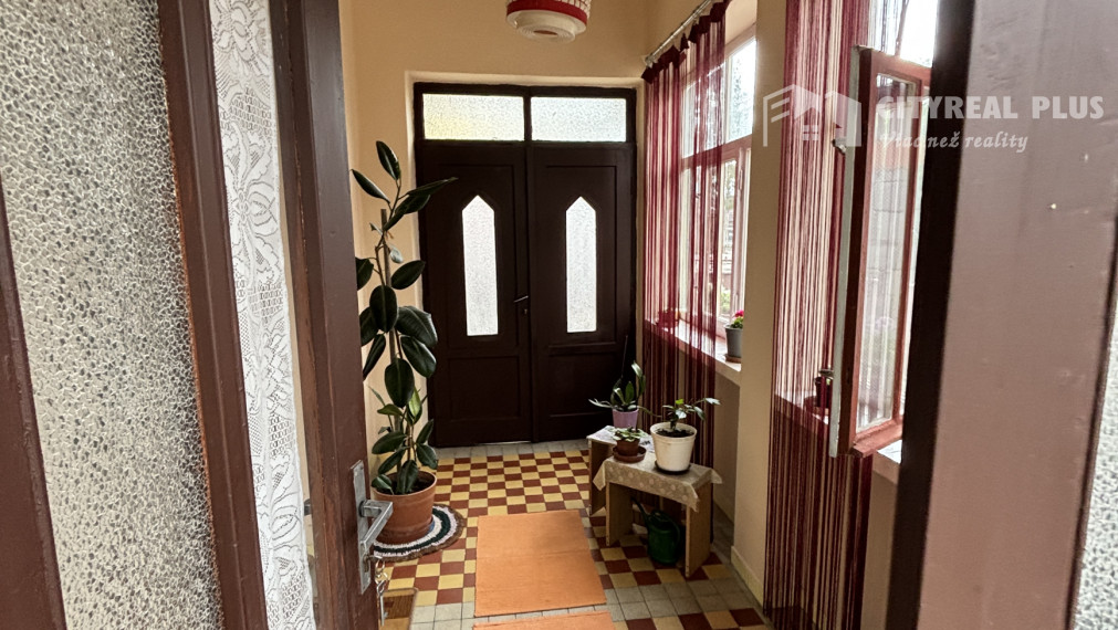 ZNÍŽENÁ CENA! Ponúkame na predaj priestranný tehlový rodinný dom s garážou v obci Salka