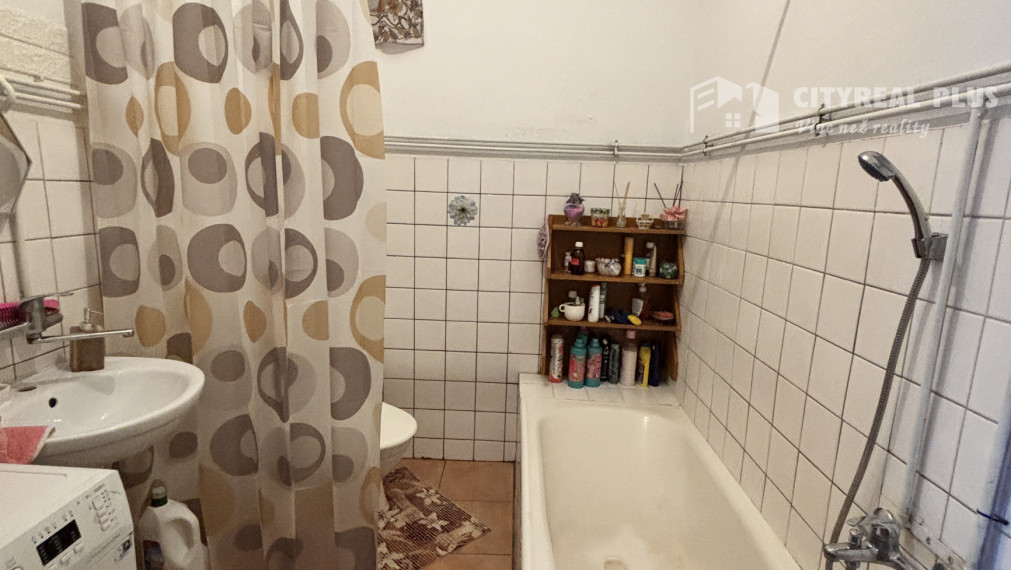 ZNÍŽENÁ CENA! Ponúkame na predaj priestranný tehlový rodinný dom s garážou v obci Salka