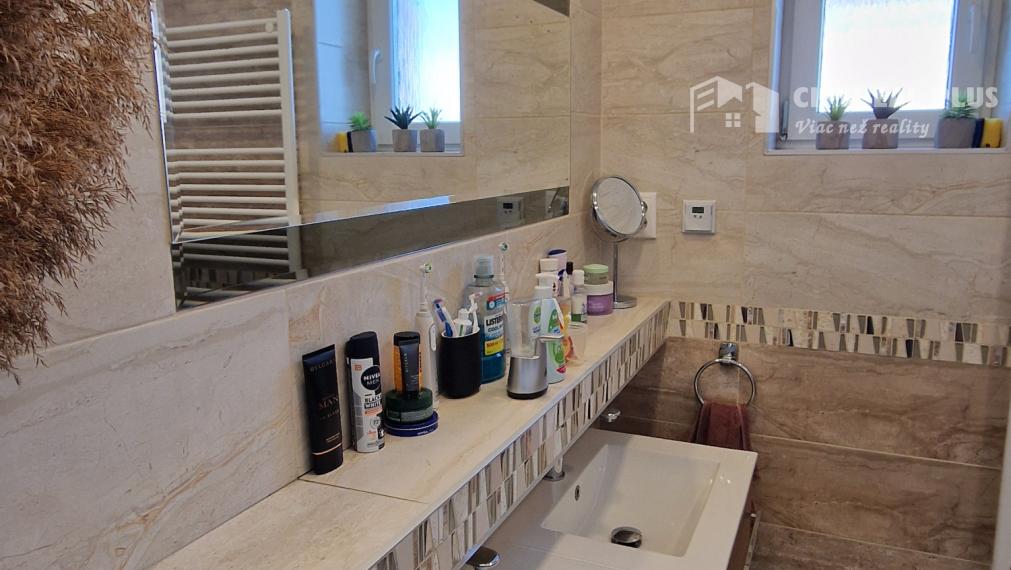 Na predaj 9 izbový rodinný dom v meste Šurany