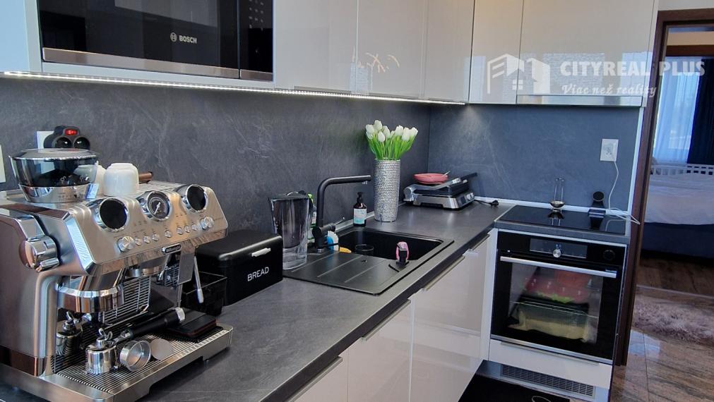 Na predaj 9 izbový rodinný dom v meste Šurany