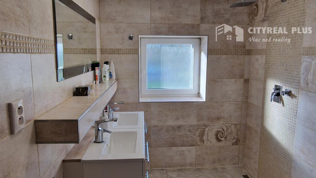 Na predaj 9 izbový rodinný dom v meste Šurany