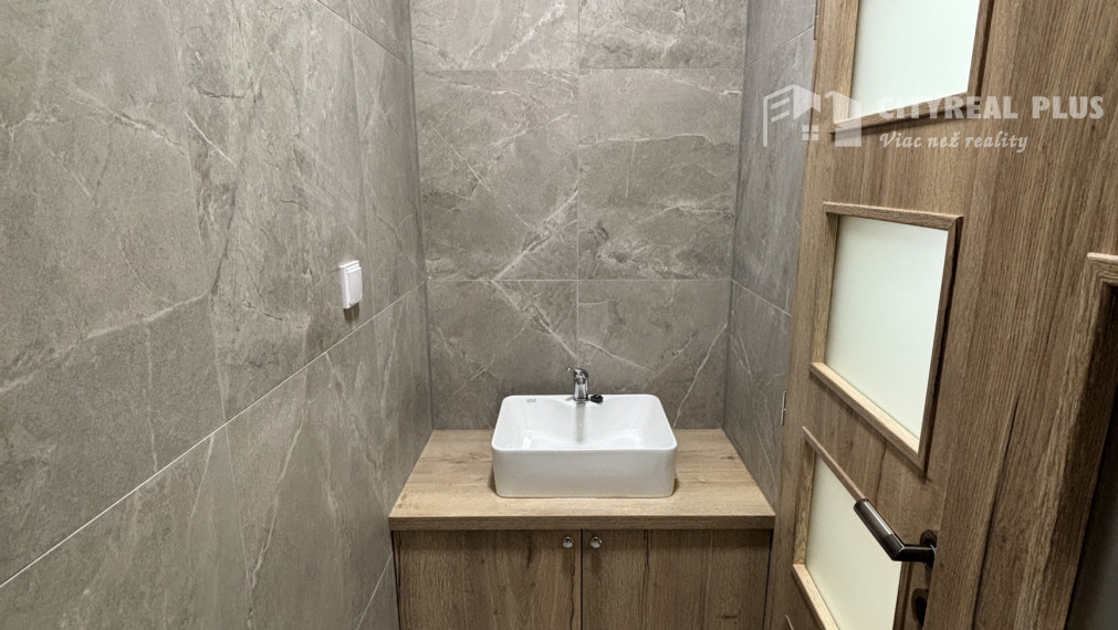 Ponúkame na dlhodobý prenájom  skladový priestor s kanceláriou v meste Štúrovo