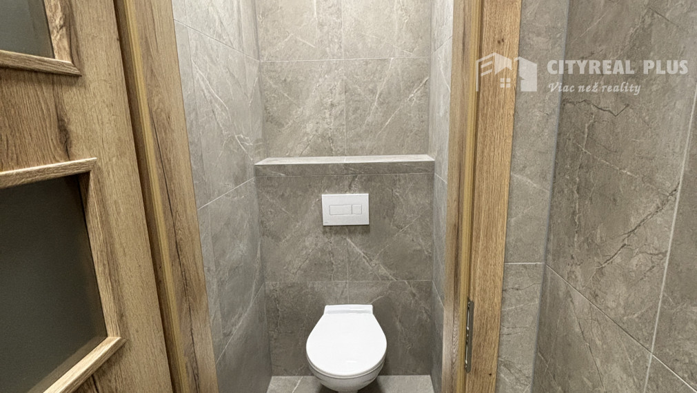 Ponúkame na dlhodobý prenájom  skladový priestor s kanceláriou v meste Štúrovo