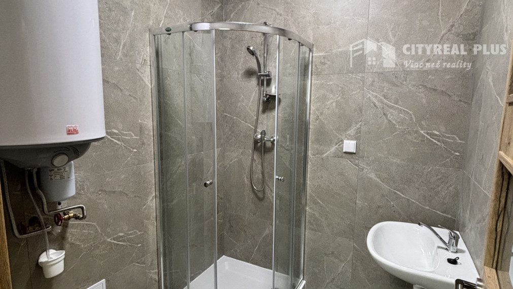 Ponúkame na dlhodobý prenájom  skladový priestor s kanceláriou v meste Štúrovo