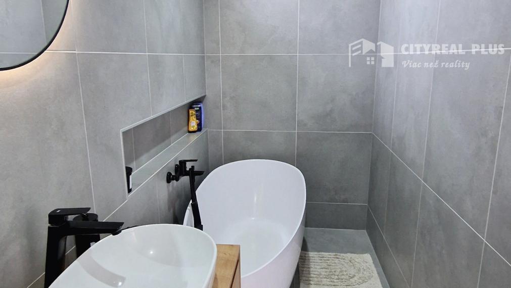 Predám prerobený Rodinný DOM na 20á pozemku obec SEMEROVO