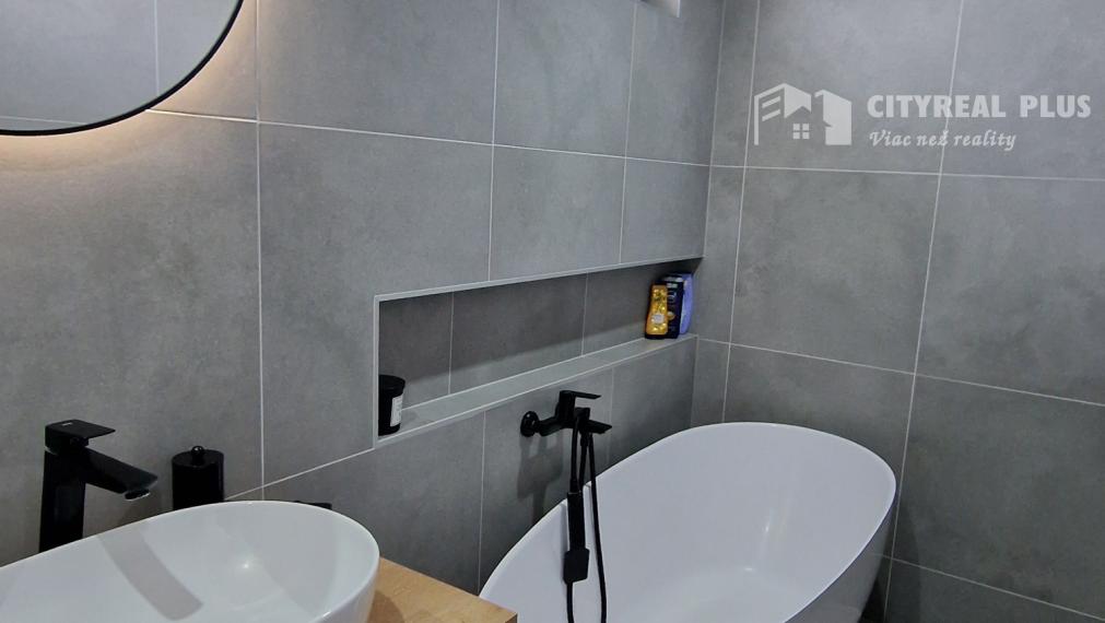 Predám prerobený Rodinný DOM na 20á pozemku 17km od NZ