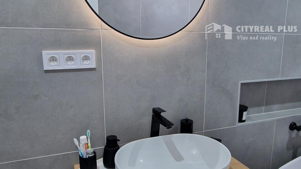 Predám prerobený Rodinný DOM na 20á pozemku 17km od NZ