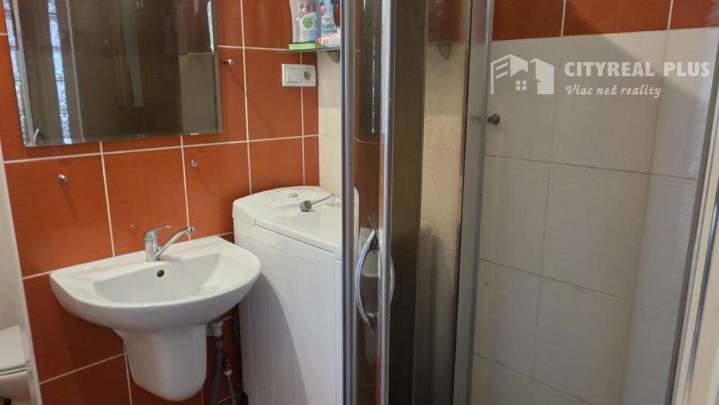 Predám prerobený tehlový 2 izbový byt s lodžiou Šurany