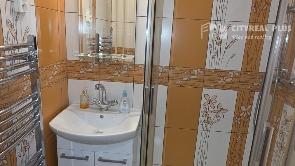 Prenajmem prerobený 3 izbový byt na Novomestskej ul. Nové Zámky