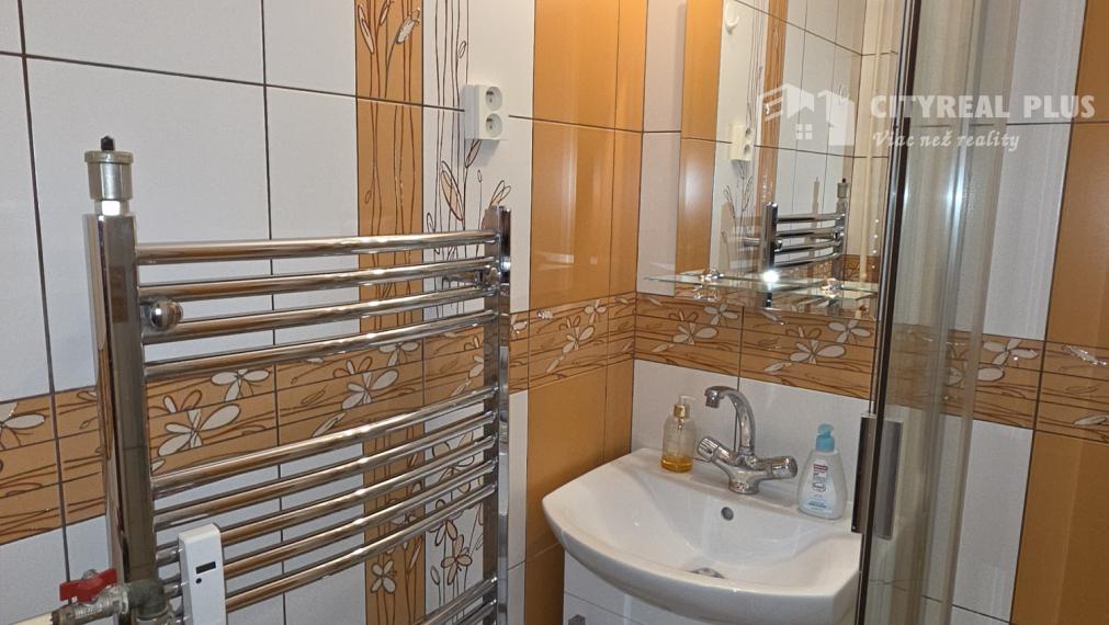 Prenajmem prerobený 3 izbový byt na Novomestskej ul. Nové Zámky