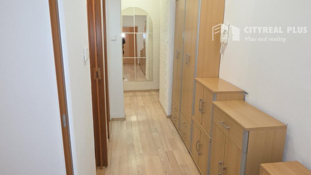 Prenajmem prerobený 3 izbový byt na Novomestskej ul. Nové Zámky