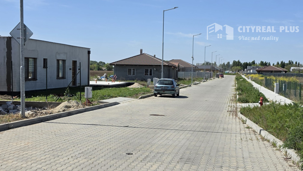 Ponúkam na Predaj modernú poschodovú novostavbu v obci Dvory nad Žitavou