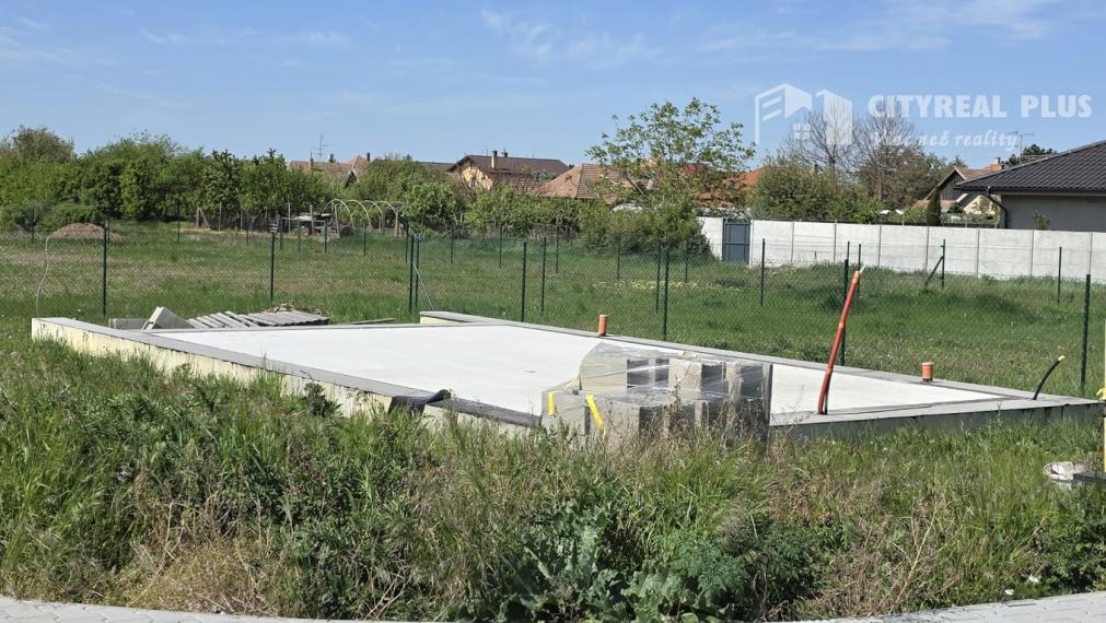 Ponúkam na Predaj modernú poschodovú novostavbu v obci Dvory nad Žitavou