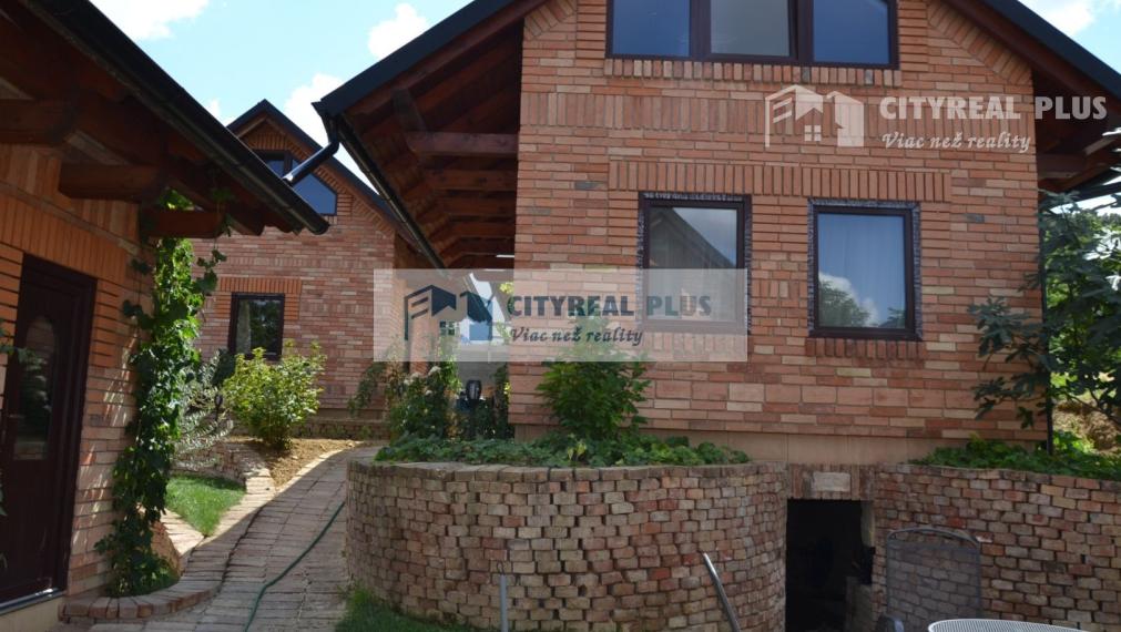 Na predaj krásny objekt so šiestimi chatkami Podhájska