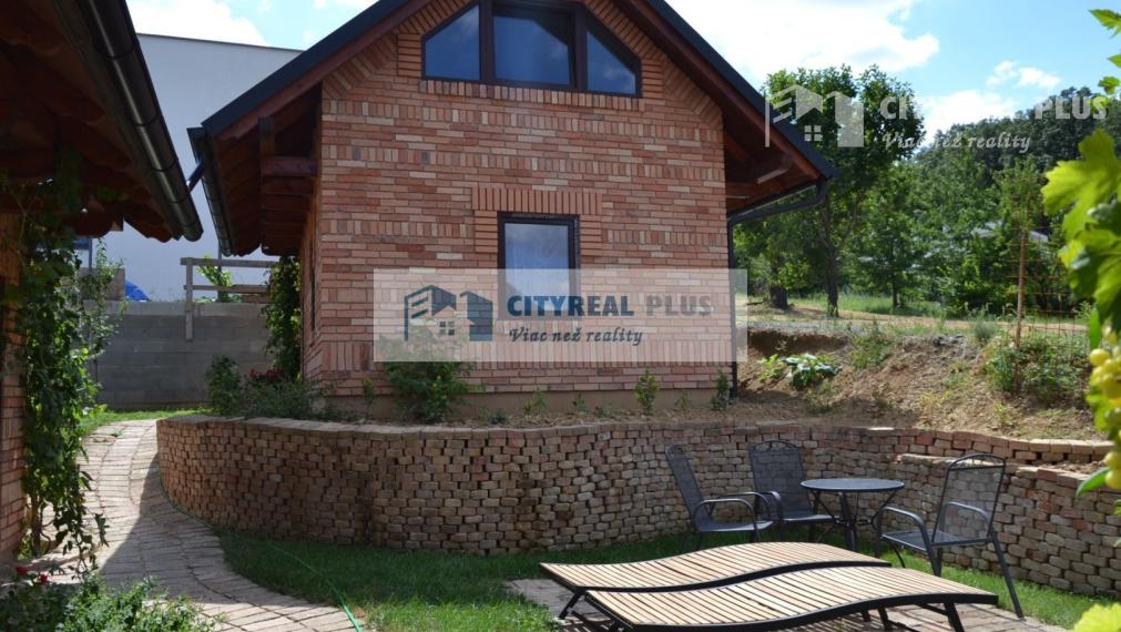 Na predaj krásny objekt so šiestimi chatkami Podhájska