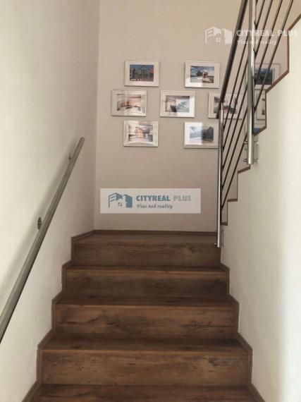 PREDÁM 4- IZBOVÚ NOVOSTAVBU S GARÁŽOU NOVÉ ZÁMKY