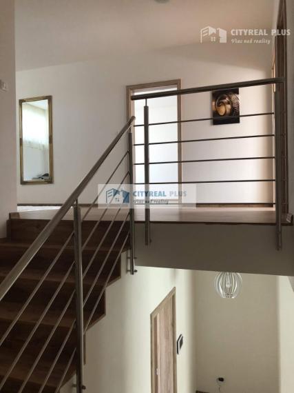 PREDÁM 4- IZBOVÚ NOVOSTAVBU S GARÁŽOU NOVÉ ZÁMKY