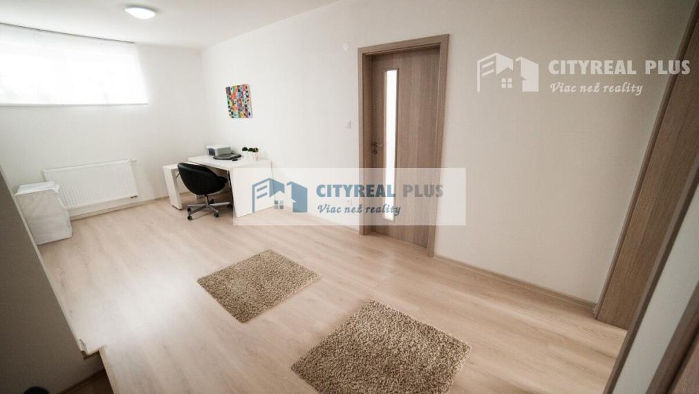 PREDÁM 4- IZBOVÚ NOVOSTAVBU S GARÁŽOU NOVÉ ZÁMKY