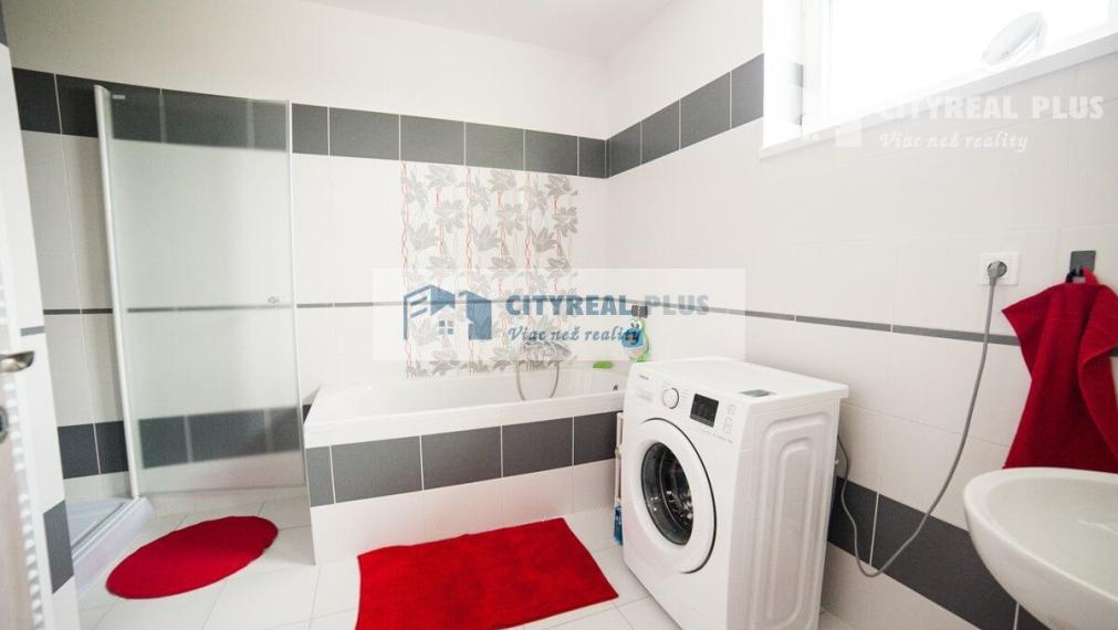 PREDÁM 4- IZBOVÚ NOVOSTAVBU S GARÁŽOU NOVÉ ZÁMKY