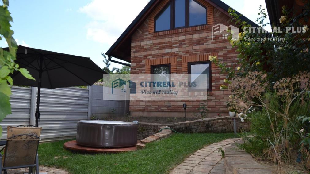 Na prenájom objekt so šiestimi chatkami Podhájska