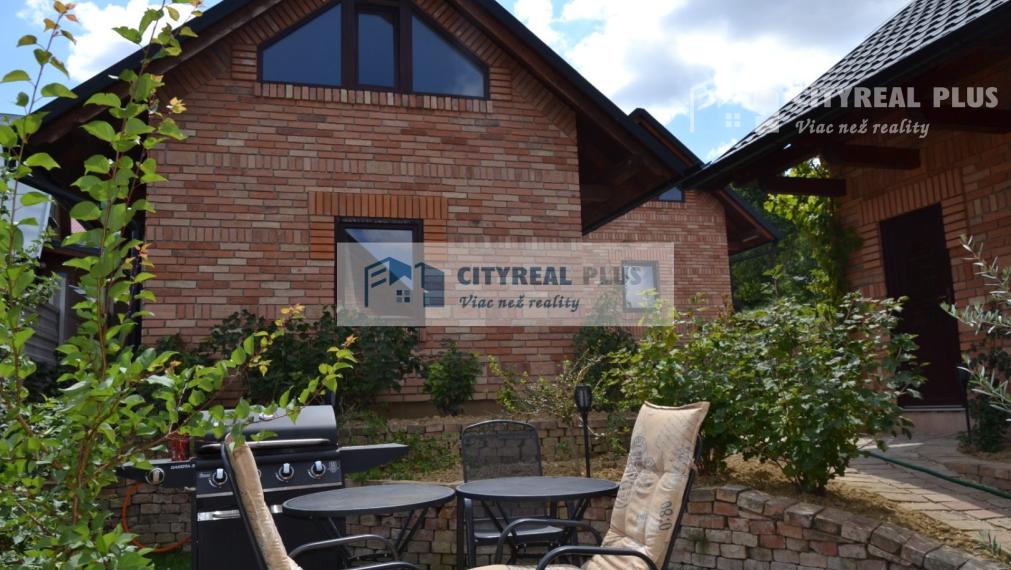 Na prenájom objekt so šiestimi chatkami Podhájska