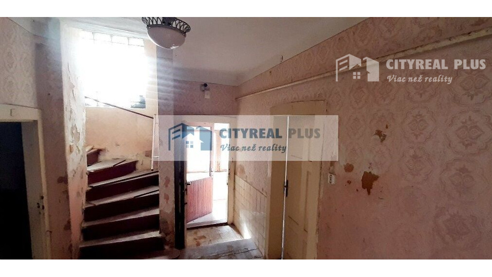 Na predaj starší dvojpodlažný rodinný dom v meste Nové Zámky