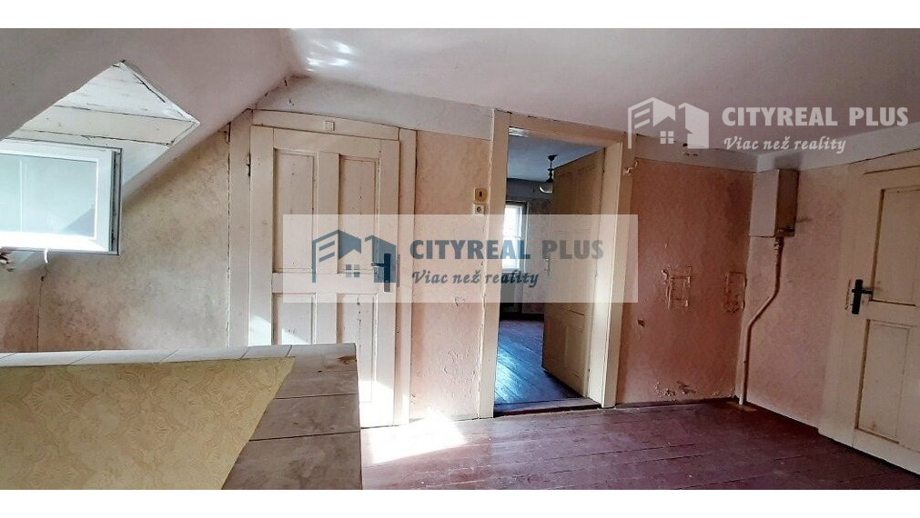 Na predaj starší dvojpodlažný rodinný dom v meste Nové Zámky