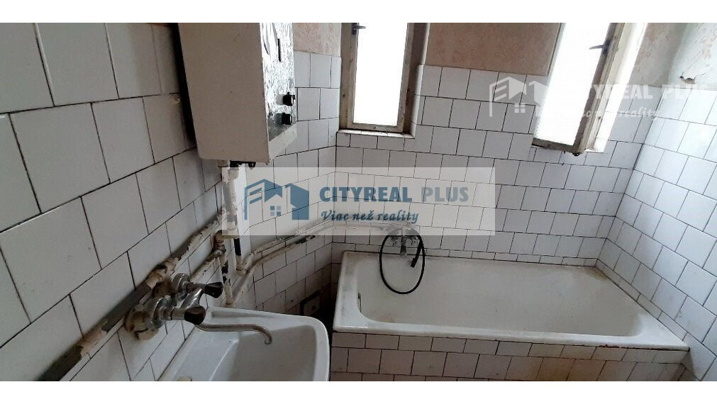 Na predaj starší dvojpodlažný rodinný dom v meste Nové Zámky