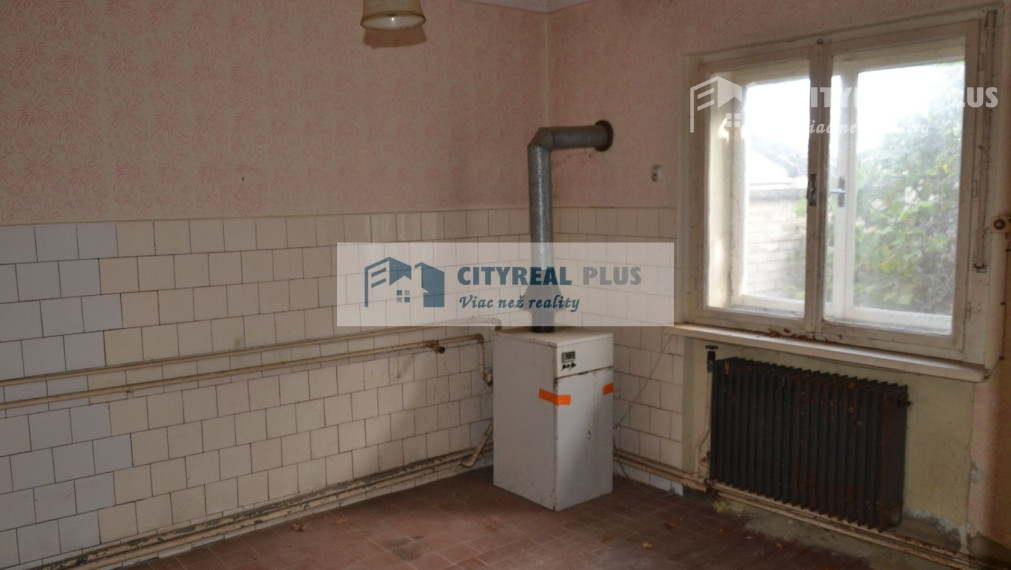 Na predaj starší dvojpodlažný rodinný dom v meste Nové Zámky