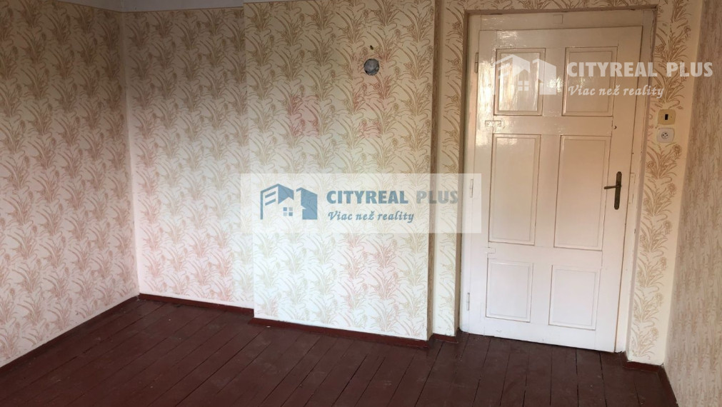 Na predaj starší dvojpodlažný rodinný dom v meste Nové Zámky