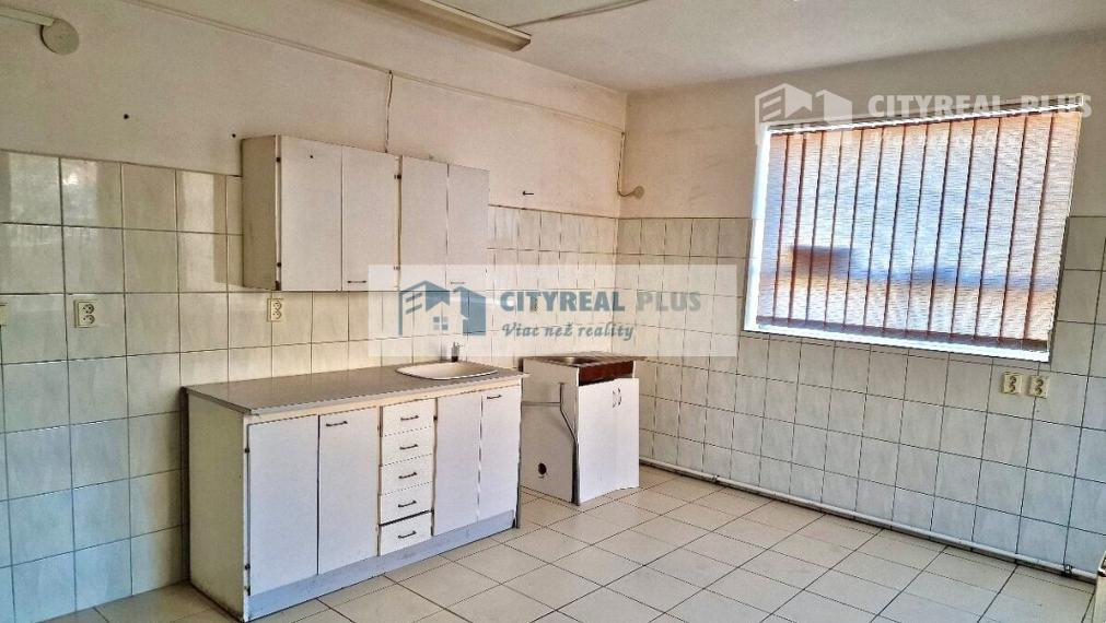 Znížená cena! Ponúkame Vám na predaj polyfunkčnú budovu v Kolárove