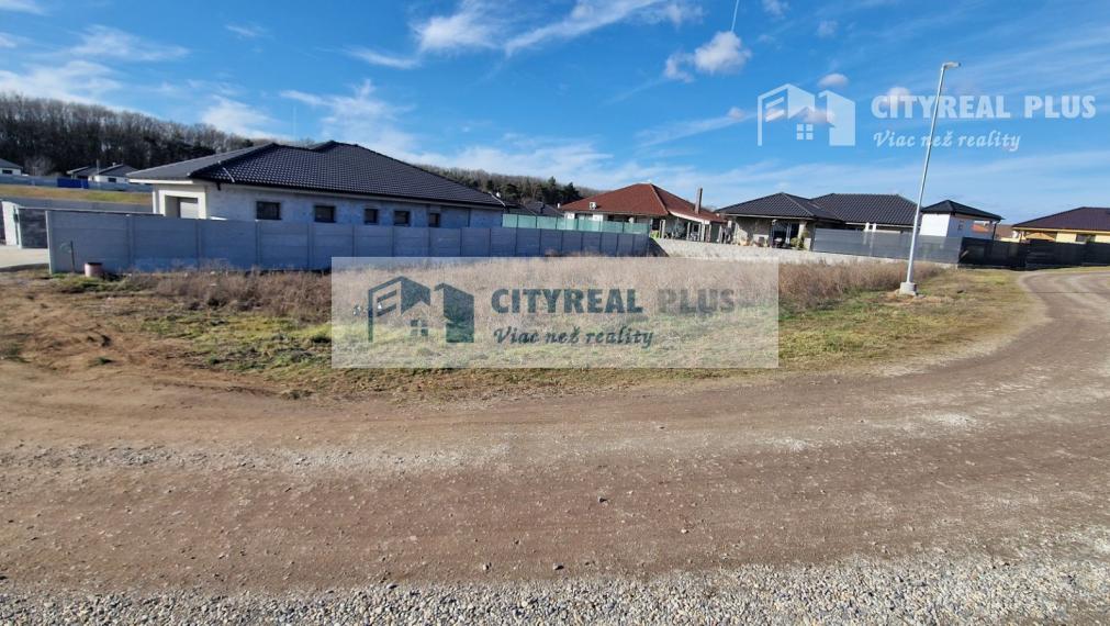 Ponúkam na predaj ROŽNÝ stavebný pozemok 685m2 Bajč