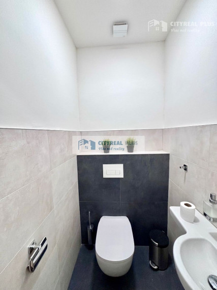 Ponúkame Vám na prenájom obchodné priestory v atraktívnej lokalite v Nových Zámkoch!