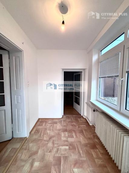 Ponúkame Vám na predaj rodinný dom na 20 árovom pozemku v Nových Zámkoch!