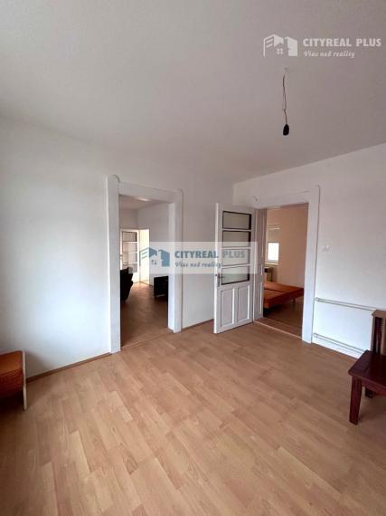 Ponúkame Vám na predaj rodinný dom na 20 árovom pozemku v Nových Zámkoch!