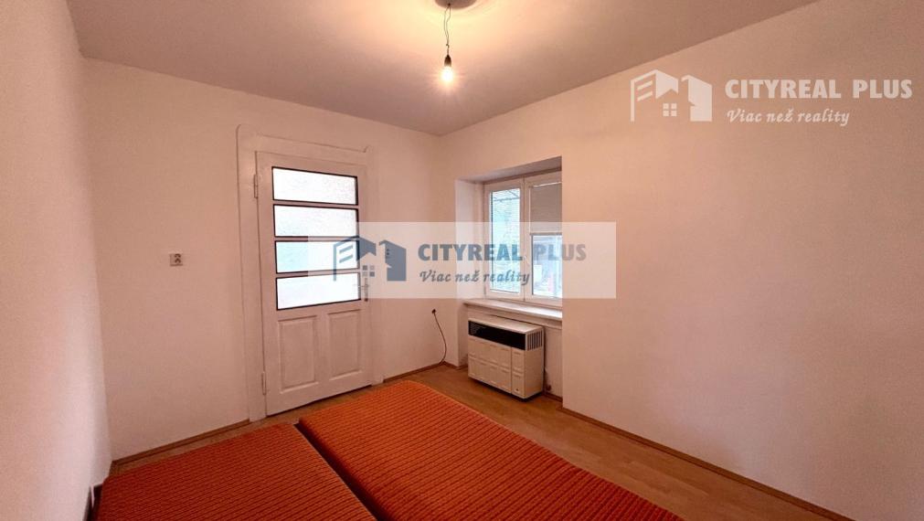 Ponúkame Vám na predaj rodinný dom na 20 árovom pozemku v Nových Zámkoch!