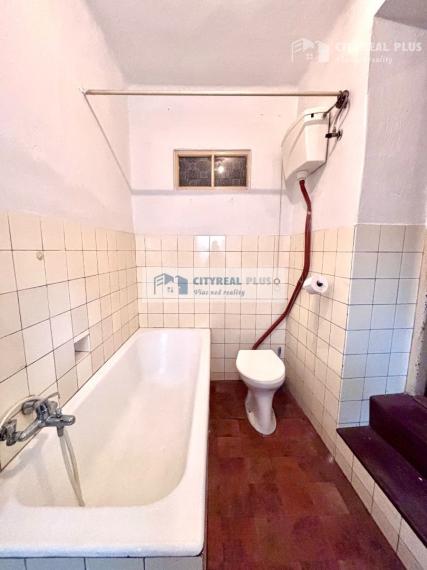 Ponúkame Vám na predaj rodinný dom na 20 árovom pozemku v Nových Zámkoch!