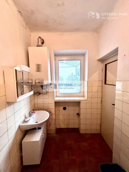 Ponúkame Vám na predaj rodinný dom na 20 árovom pozemku v Nových Zámkoch!