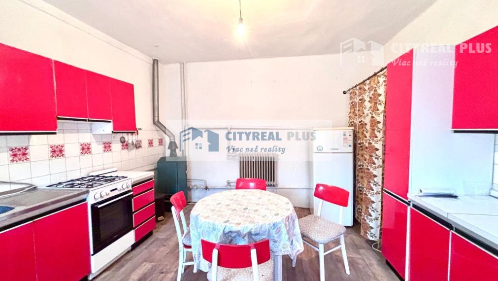 Ponúkame Vám na predaj rodinný dom na 20 árovom pozemku v Nových Zámkoch!