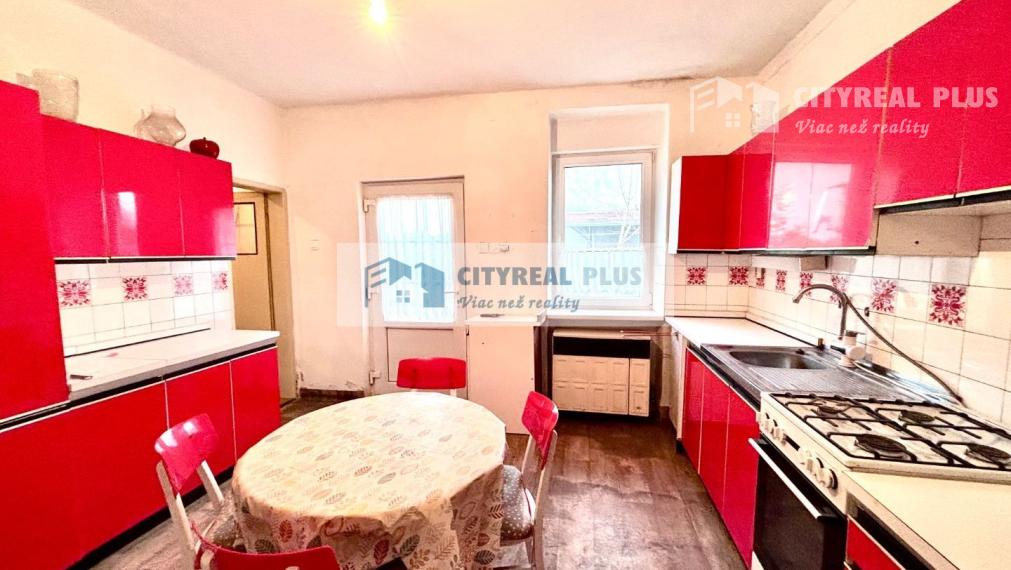 Ponúkame Vám na predaj rodinný dom na 20 árovom pozemku v Nových Zámkoch!