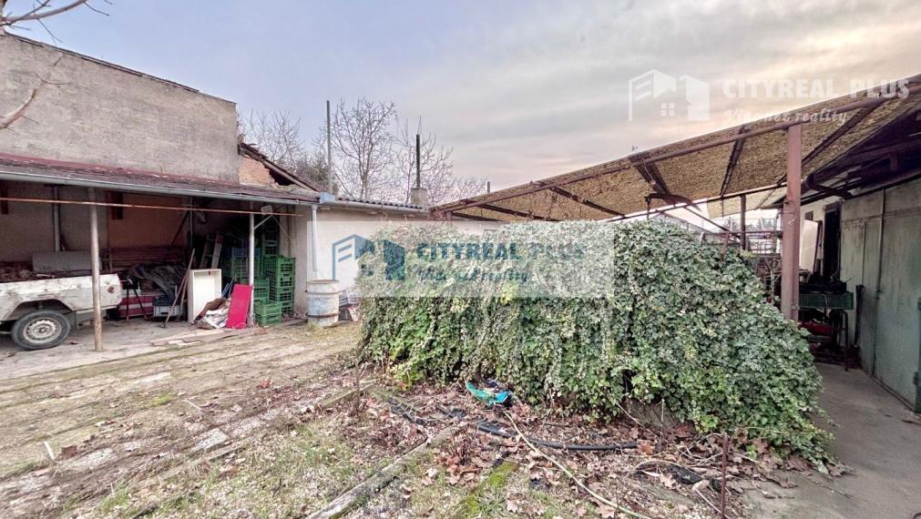 Ponúkame Vám na predaj rodinný dom na 20 árovom pozemku v Nových Zámkoch!