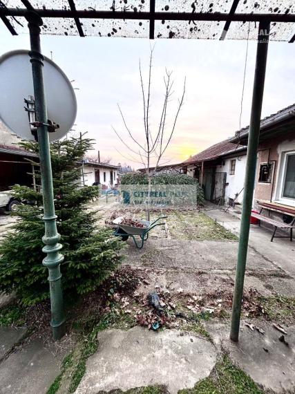 Ponúkame Vám na predaj rodinný dom na 20 árovom pozemku v Nových Zámkoch!