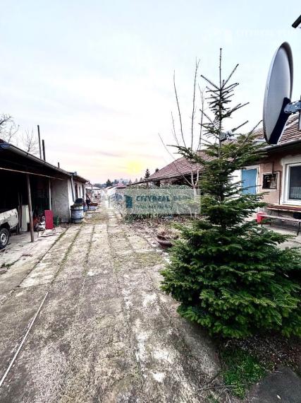 Ponúkame Vám na predaj rodinný dom na 20 árovom pozemku v Nových Zámkoch!