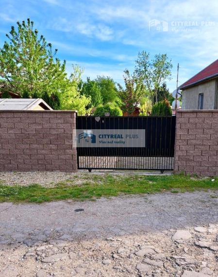 Znížená cena! Ponúkame Vám na predaj kompletne zariadenú chatku v Nových Zámkoch!