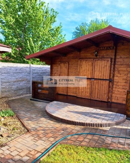 Znížená cena! Ponúkame Vám na predaj kompletne zariadenú chatku v Nových Zámkoch!