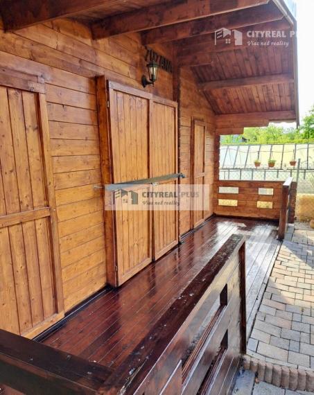 Znížená cena! Ponúkame Vám na predaj kompletne zariadenú chatku v Nových Zámkoch!