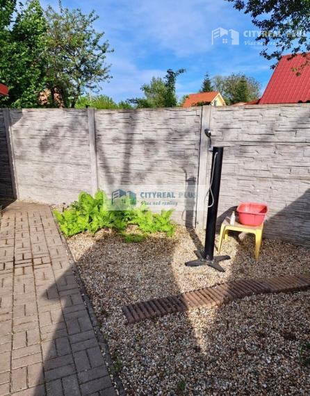 Znížená cena! Ponúkame Vám na predaj kompletne zariadenú chatku v Nových Zámkoch!