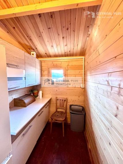 Znížená cena! Ponúkame Vám na predaj kompletne zariadenú chatku v Nových Zámkoch!